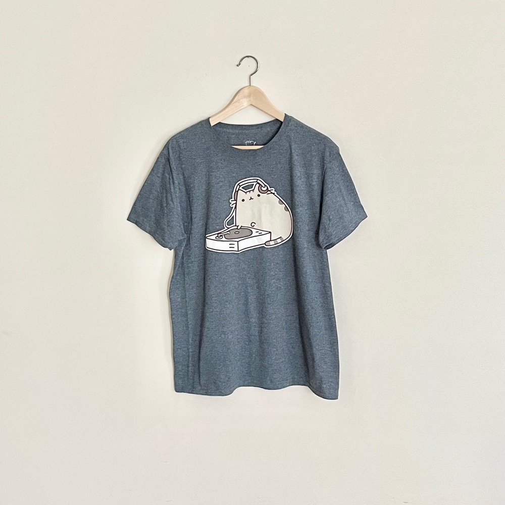 Pusheen DJ Cat Music Turntable Graphic Gray T Shirt Adult size Large